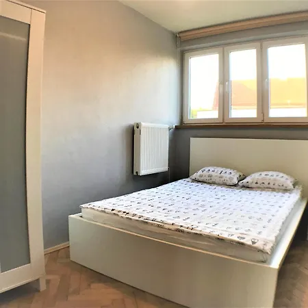Self Check-in -pl Nowy Targ-old Town- 500m Rynek Market Sqr -3 Bedrooms Apartment Wroclaw